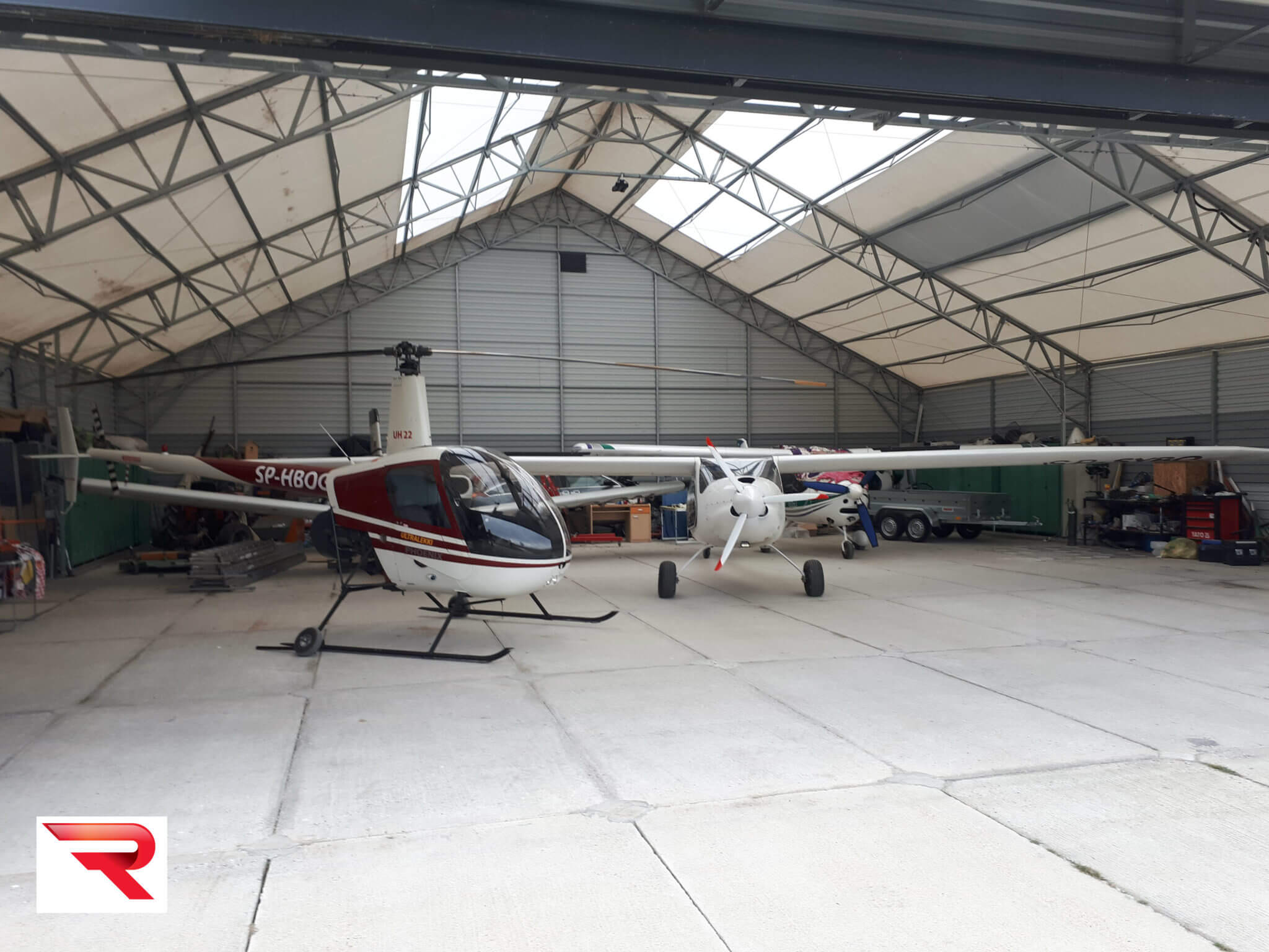 hangar na helikoptery
